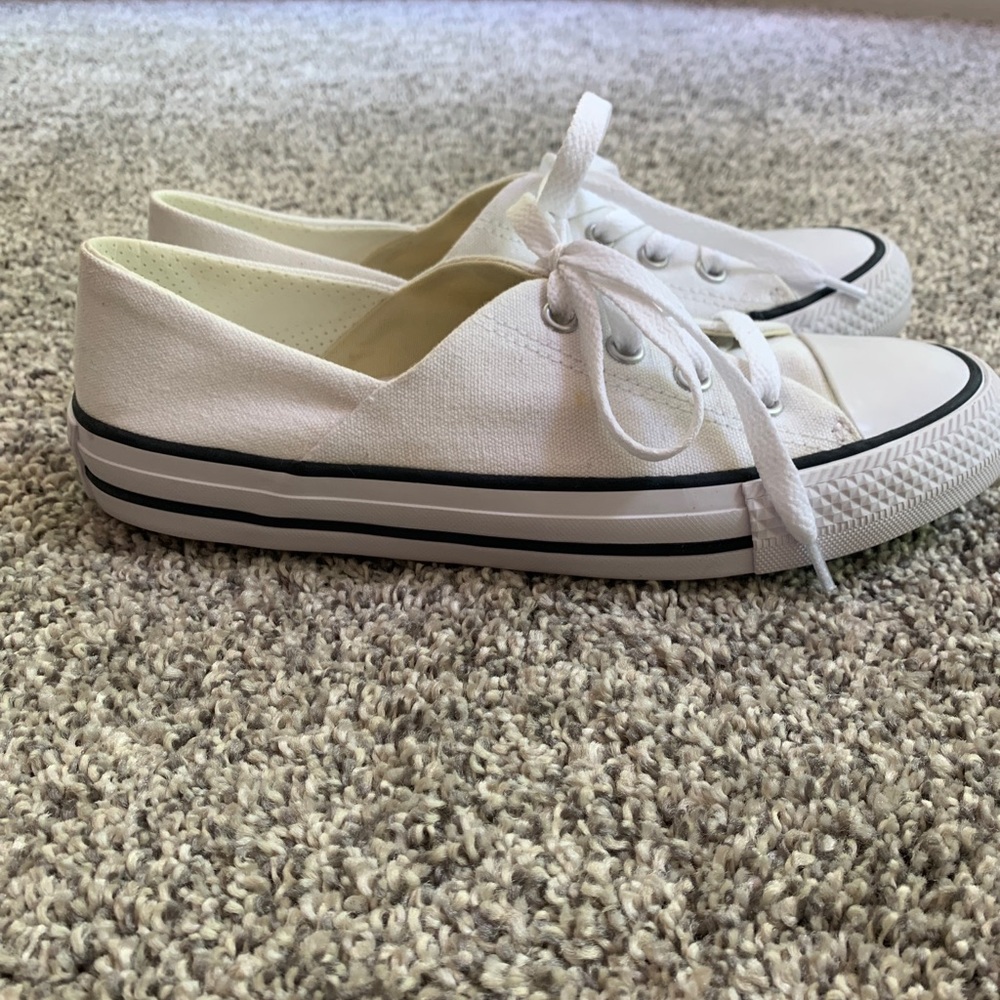 White converse - Picture 2 of 3